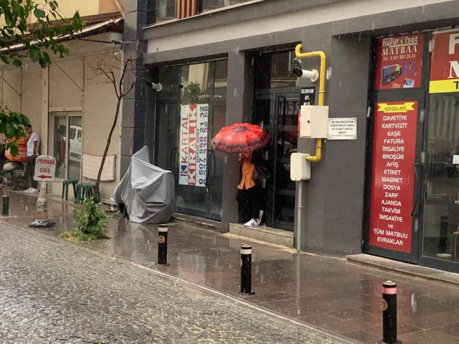 Eskişehir’de Ceviz Büyüklüğünde Dolu Etkili Oldu