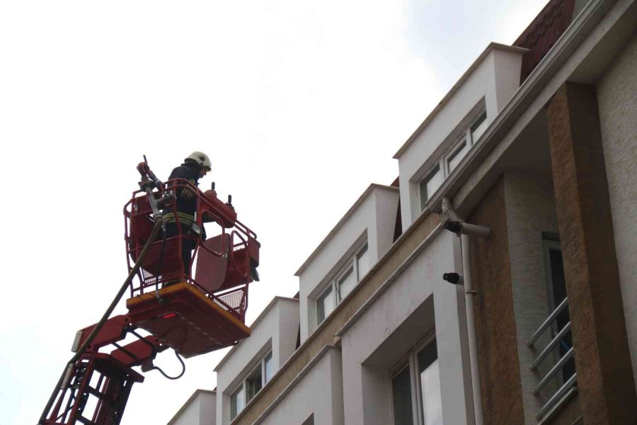 Sağanak Sonrası Apartman Çatısına Düşen Yıldırım Yangın Çıkardı