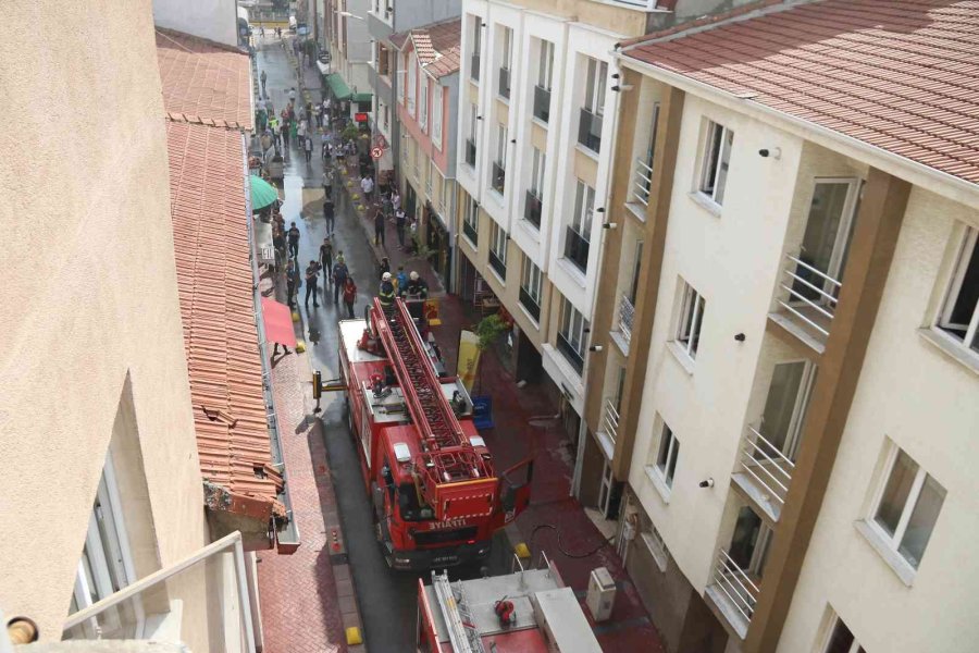 Sağanak Sonrası Apartman Çatısına Düşen Yıldırım Yangın Çıkardı