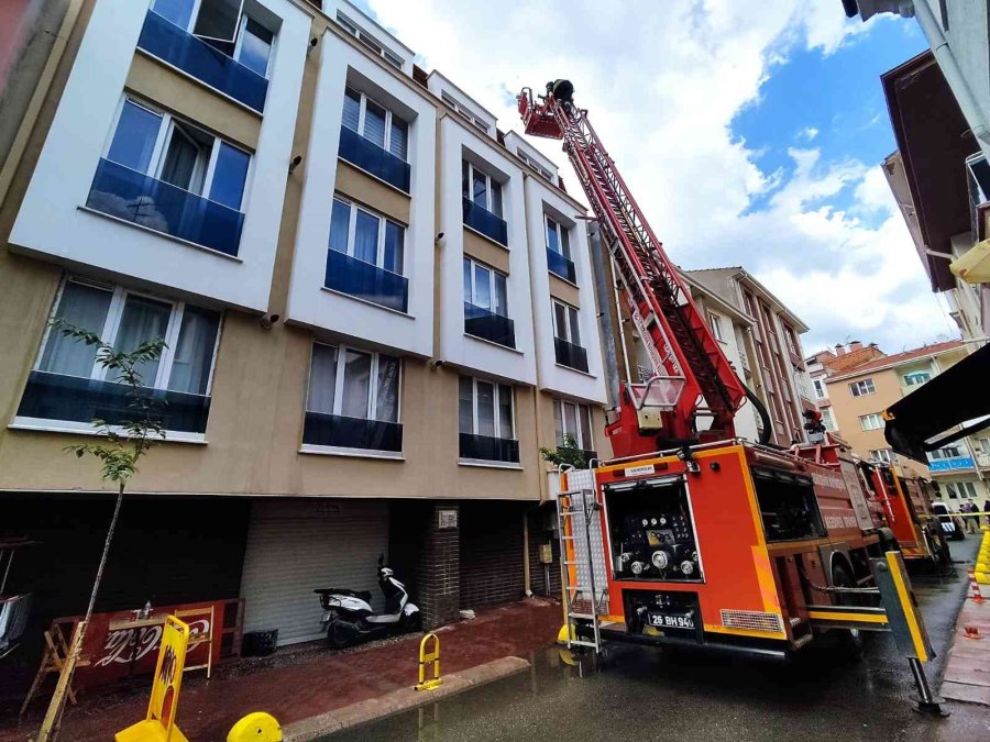 Sağanak Sonrası Apartman Çatısına Düşen Yıldırım Yangın Çıkardı