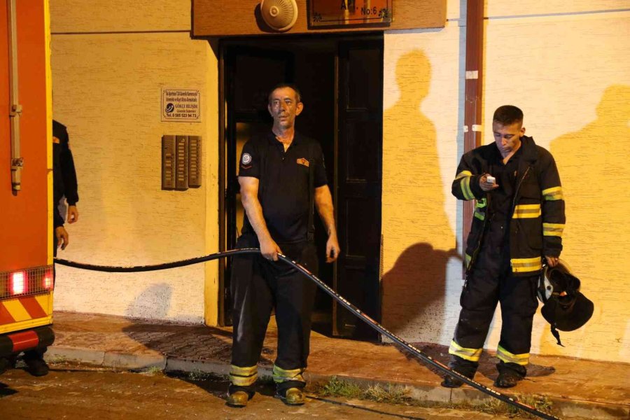 Eşini Ve Kendini Bıçaklayıp Evi Ateşe Verdi