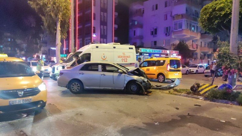 Ana Caddeye Kontrolsüz Çıkıp Kamyonete Çarptı, Olay Yerinden Kaçtı :1 Yaralı