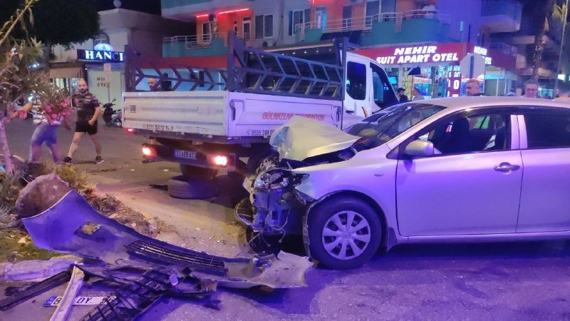 Ana Caddeye Kontrolsüz Çıkıp Kamyonete Çarptı, Olay Yerinden Kaçtı :1 Yaralı