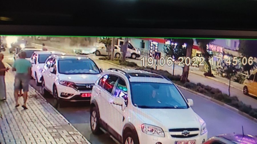 Ana Caddeye Kontrolsüz Çıkıp Kamyonete Çarptı, Olay Yerinden Kaçtı :1 Yaralı