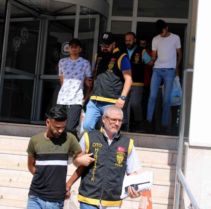 Çaldıkları Otomobille Villaya Hırsızlığa Gelince Yakalandılar