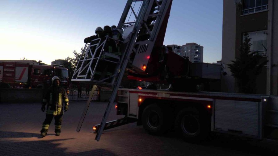 10 Katlı Apartmanın Çatısında Çıkan Yangını İtfaiye Söndürdü