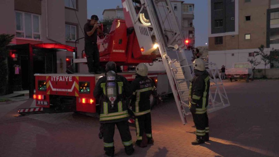 10 Katlı Apartmanın Çatısında Çıkan Yangını İtfaiye Söndürdü