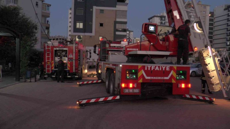 10 Katlı Apartmanın Çatısında Çıkan Yangını İtfaiye Söndürdü