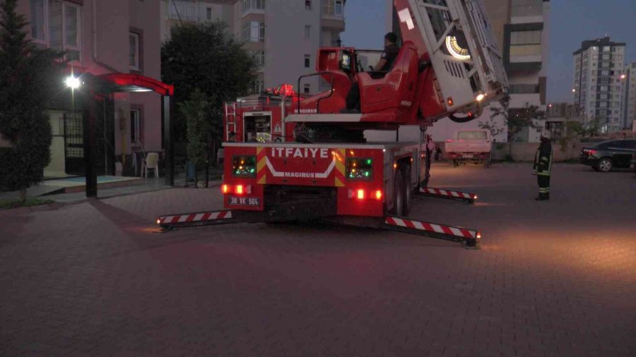 10 Katlı Apartmanın Çatısında Çıkan Yangını İtfaiye Söndürdü