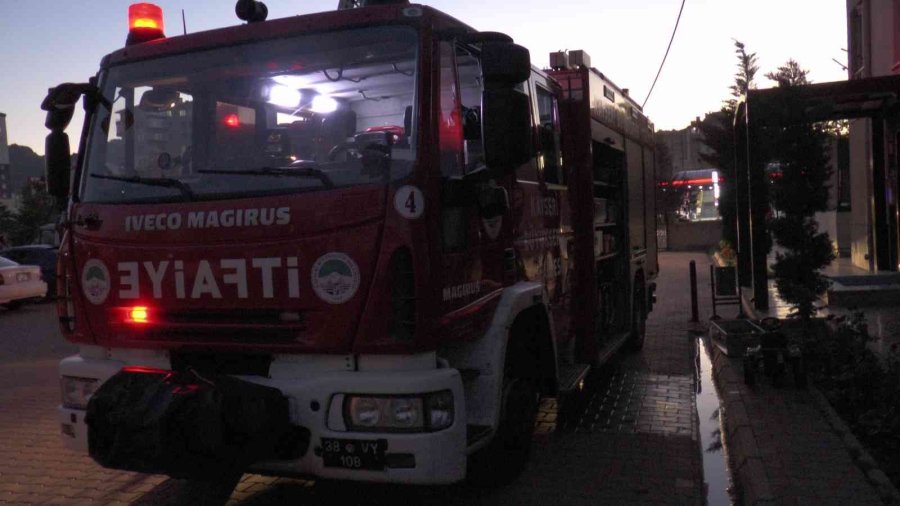 10 Katlı Apartmanın Çatısında Çıkan Yangını İtfaiye Söndürdü