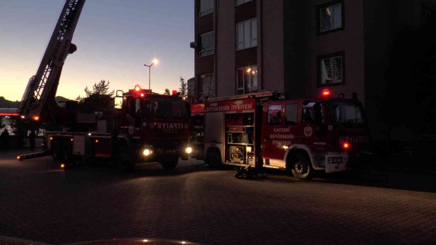 10 Katlı Apartmanın Çatısında Çıkan Yangını İtfaiye Söndürdü