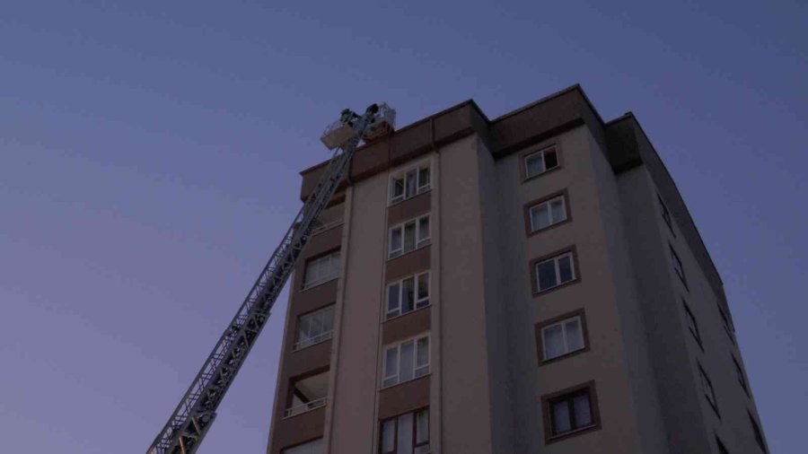 10 Katlı Apartmanın Çatısında Çıkan Yangını İtfaiye Söndürdü