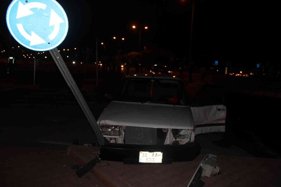 Otomobiller Çarpıştı: 2 Yaralı