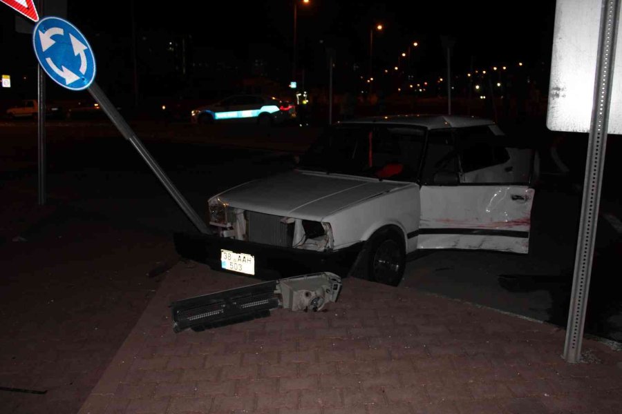 Otomobiller Çarpıştı: 2 Yaralı