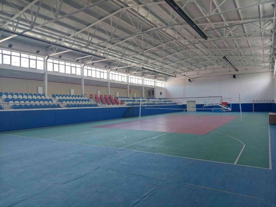 Tomarza Kapalı Spor Salonu Ve İlçe Stadı Yenilendi