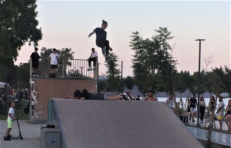 Gençlerden Paten Rampasına Uzanan Kızların Üzerinde Tehlikeli Akrobasi