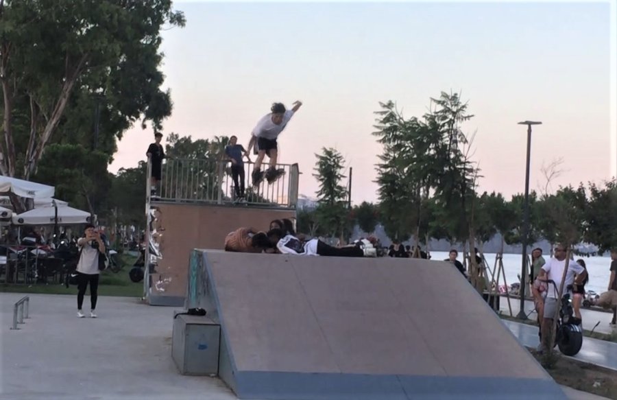 Gençlerden Paten Rampasına Uzanan Kızların Üzerinde Tehlikeli Akrobasi