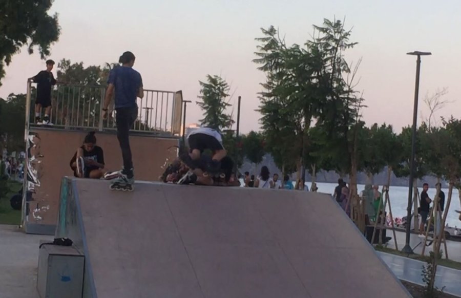 Gençlerden Paten Rampasına Uzanan Kızların Üzerinde Tehlikeli Akrobasi