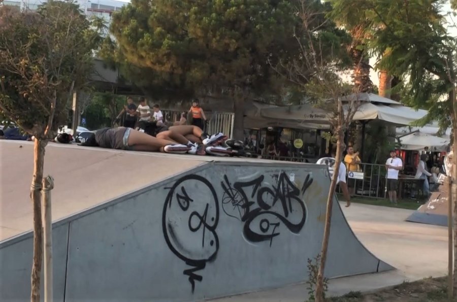Gençlerden Paten Rampasına Uzanan Kızların Üzerinde Tehlikeli Akrobasi