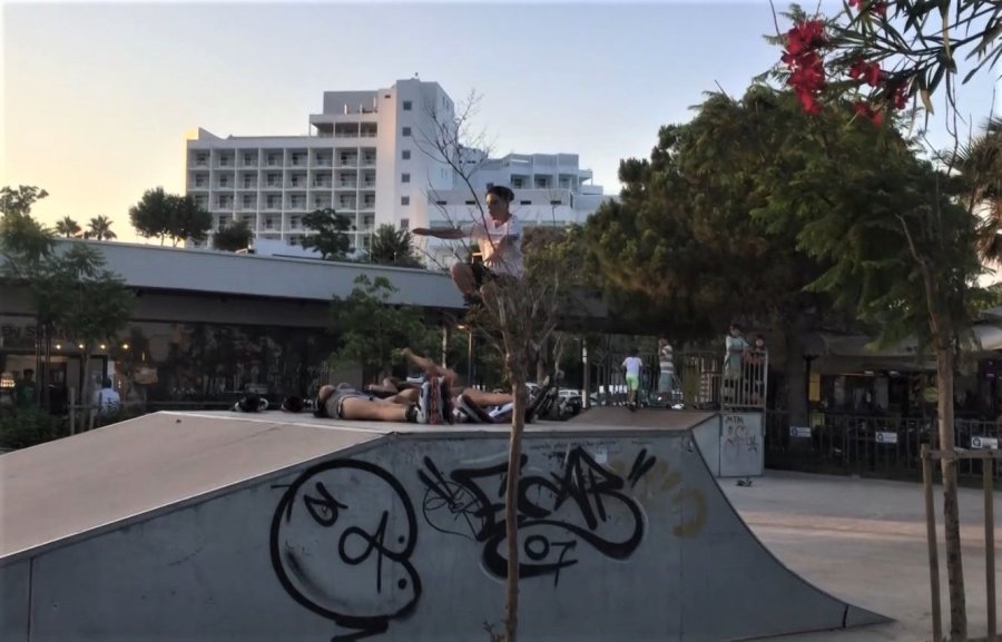 Gençlerden Paten Rampasına Uzanan Kızların Üzerinde Tehlikeli Akrobasi