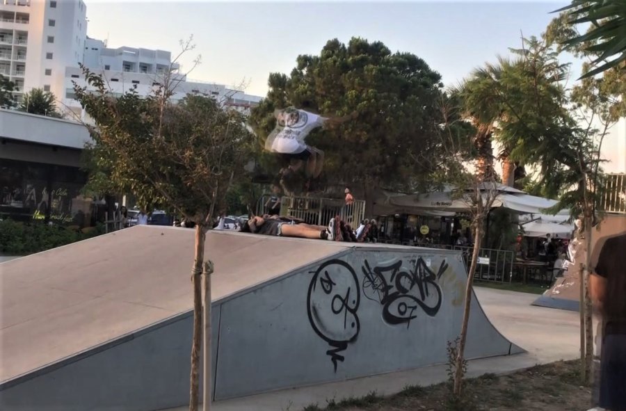 Gençlerden Paten Rampasına Uzanan Kızların Üzerinde Tehlikeli Akrobasi