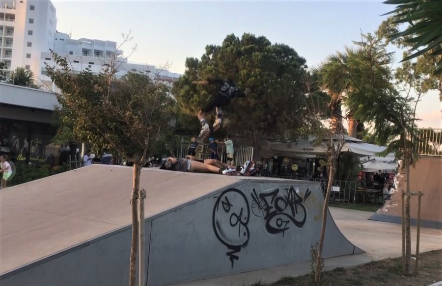 Gençlerden Paten Rampasına Uzanan Kızların Üzerinde Tehlikeli Akrobasi