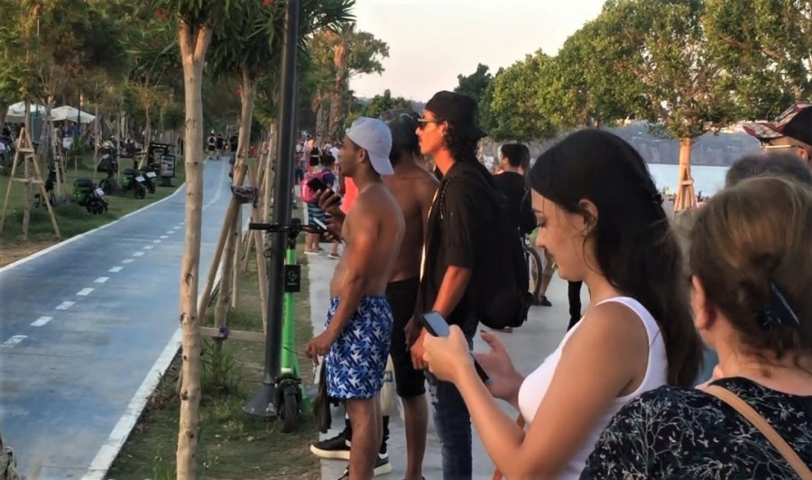 Gençlerden Paten Rampasına Uzanan Kızların Üzerinde Tehlikeli Akrobasi