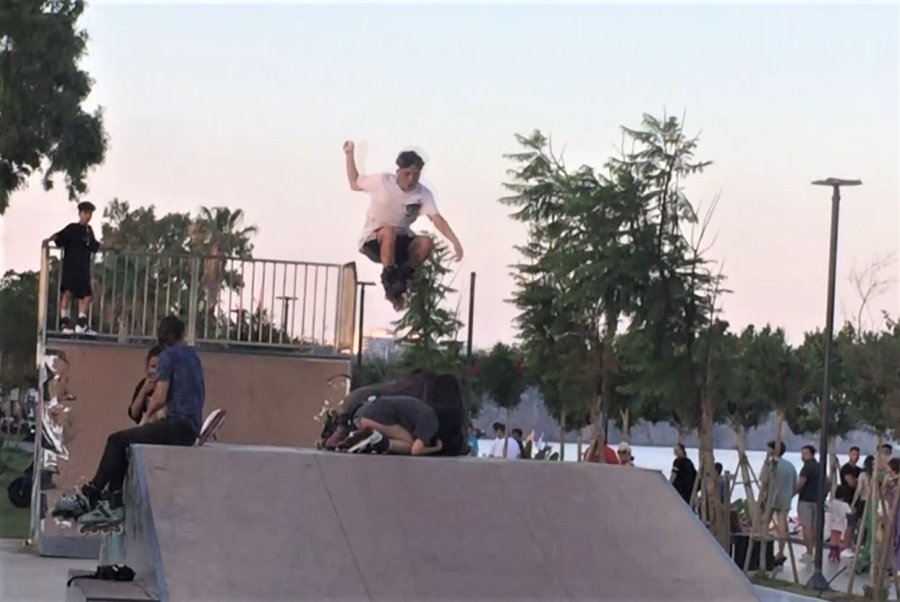 Gençlerden Paten Rampasına Uzanan Kızların Üzerinde Tehlikeli Akrobasi