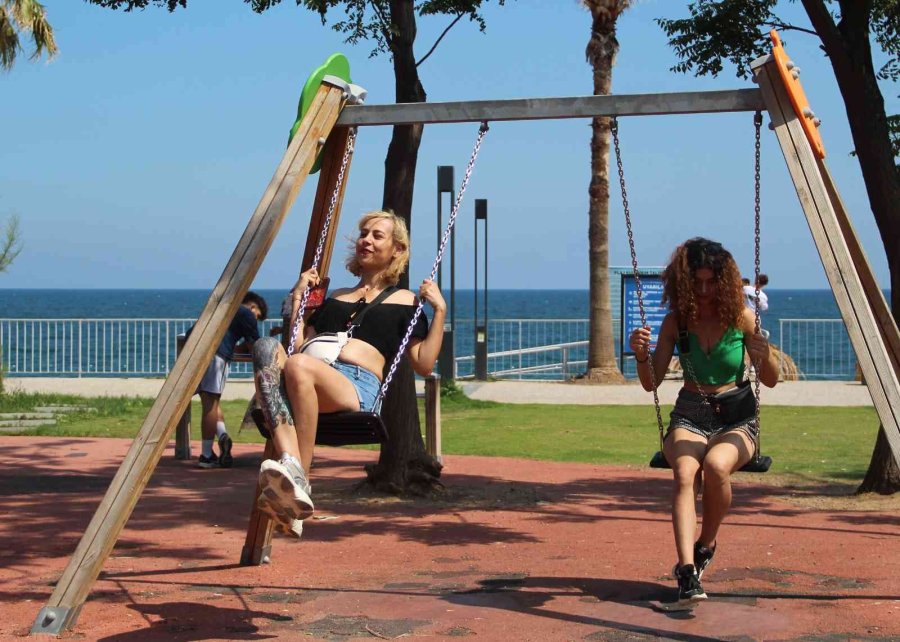 Salıncağa Binen İki Genç Kız, ’çakmak’ İsteyen Şahsa Olmadığını Söyleyince Darp Edildi