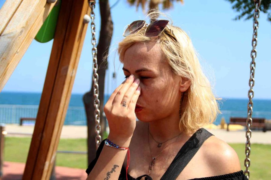 Salıncağa Binen İki Genç Kız, ’çakmak’ İsteyen Şahsa Olmadığını Söyleyince Darp Edildi