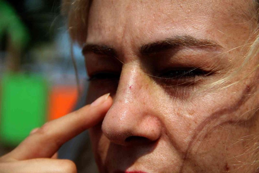 Salıncağa Binen İki Genç Kız, ’çakmak’ İsteyen Şahsa Olmadığını Söyleyince Darp Edildi