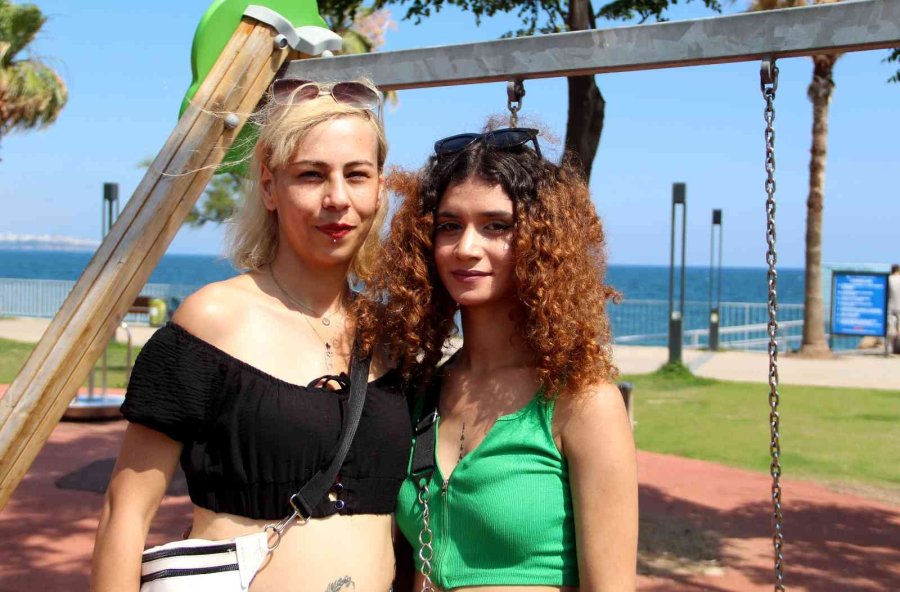 Salıncağa Binen İki Genç Kız, ’çakmak’ İsteyen Şahsa Olmadığını Söyleyince Darp Edildi