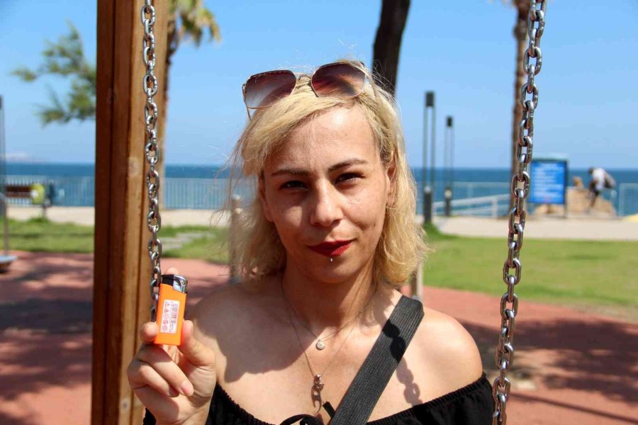 Salıncağa Binen İki Genç Kız, ’çakmak’ İsteyen Şahsa Olmadığını Söyleyince Darp Edildi