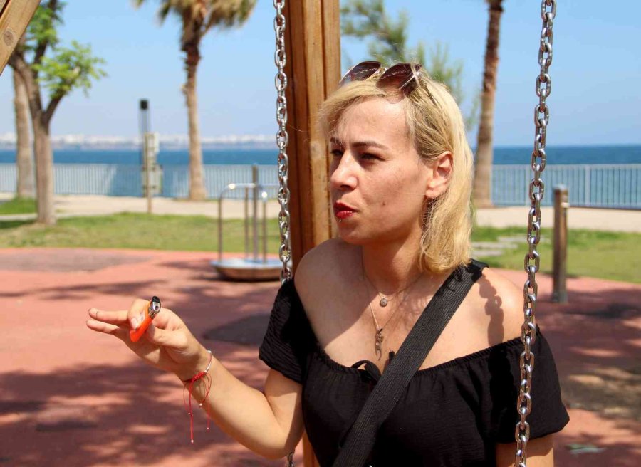 Salıncağa Binen İki Genç Kız, ’çakmak’ İsteyen Şahsa Olmadığını Söyleyince Darp Edildi