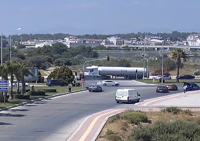 Kırmızı Işıkta Bekleyen Otomobil Alev Alev Yandı, Araç Sahibi Kendini Yerden Yere Atıp Dövündü