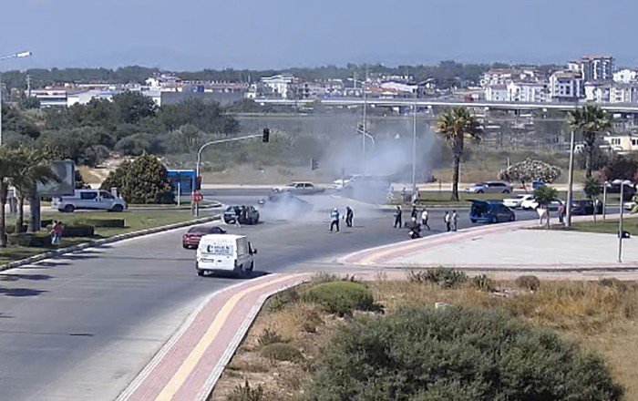 Kırmızı Işıkta Bekleyen Otomobil Alev Alev Yandı, Araç Sahibi Kendini Yerden Yere Atıp Dövündü