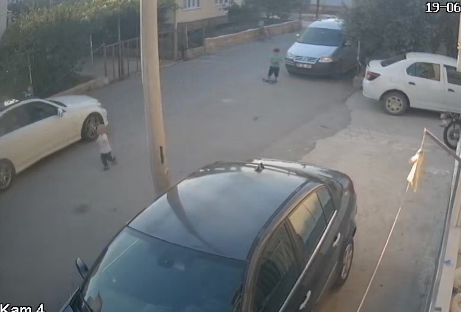 Sokaktan Hızla Geçen Lüks Otomobili Önce Durdurmak İstedi, Başaramayınca Kamera Kayıtlarıyla Şikayetçi Oldu