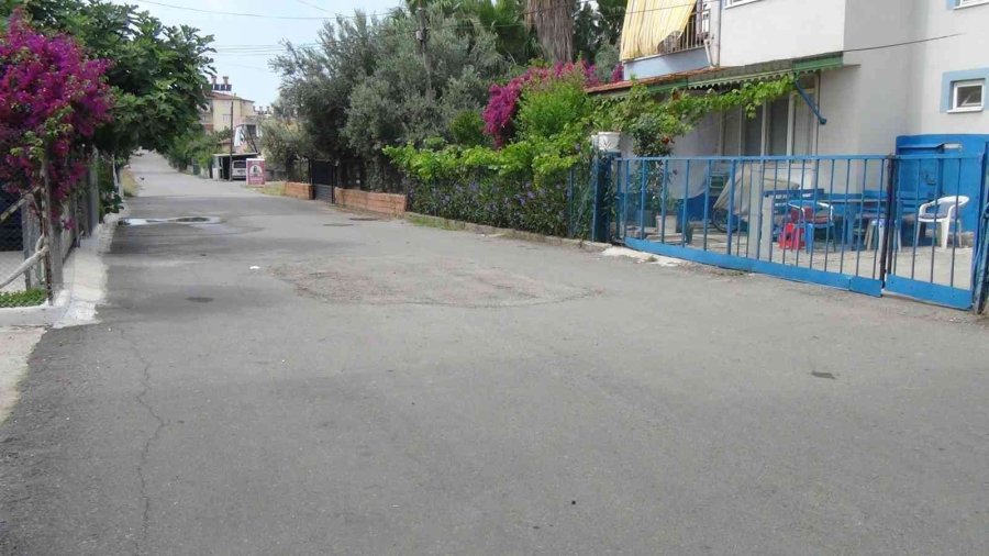 Sokaktan Hızla Geçen Lüks Otomobili Önce Durdurmak İstedi, Başaramayınca Kamera Kayıtlarıyla Şikayetçi Oldu