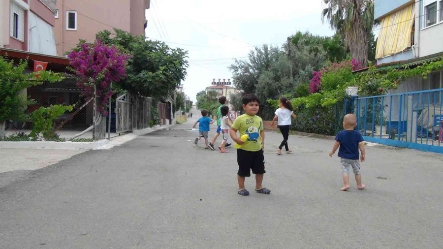 Sokaktan Hızla Geçen Lüks Otomobili Önce Durdurmak İstedi, Başaramayınca Kamera Kayıtlarıyla Şikayetçi Oldu