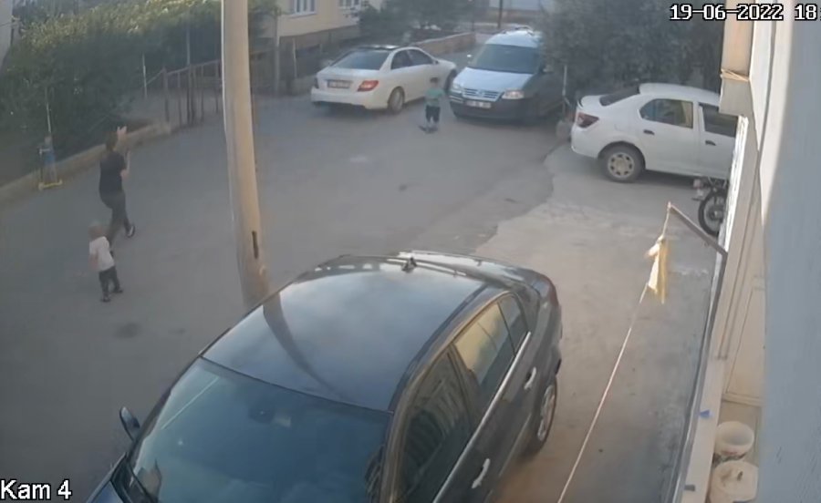 Sokaktan Hızla Geçen Lüks Otomobili Önce Durdurmak İstedi, Başaramayınca Kamera Kayıtlarıyla Şikayetçi Oldu