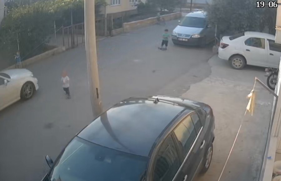 Sokaktan Hızla Geçen Lüks Otomobili Önce Durdurmak İstedi, Başaramayınca Kamera Kayıtlarıyla Şikayetçi Oldu