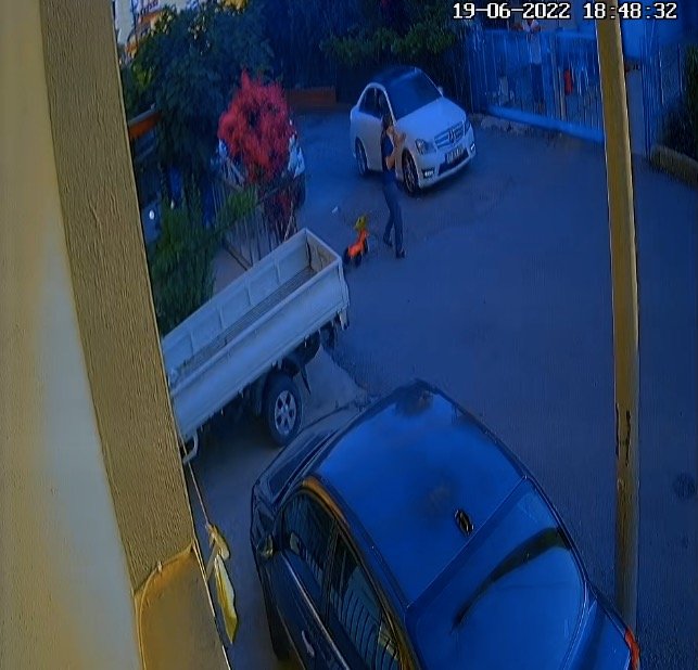 Sokaktan Hızla Geçen Lüks Otomobili Önce Durdurmak İstedi, Başaramayınca Kamera Kayıtlarıyla Şikayetçi Oldu