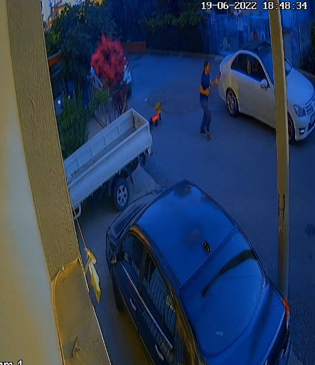 Sokaktan Hızla Geçen Lüks Otomobili Önce Durdurmak İstedi, Başaramayınca Kamera Kayıtlarıyla Şikayetçi Oldu