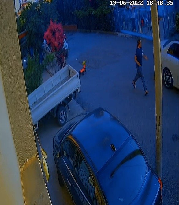 Sokaktan Hızla Geçen Lüks Otomobili Önce Durdurmak İstedi, Başaramayınca Kamera Kayıtlarıyla Şikayetçi Oldu