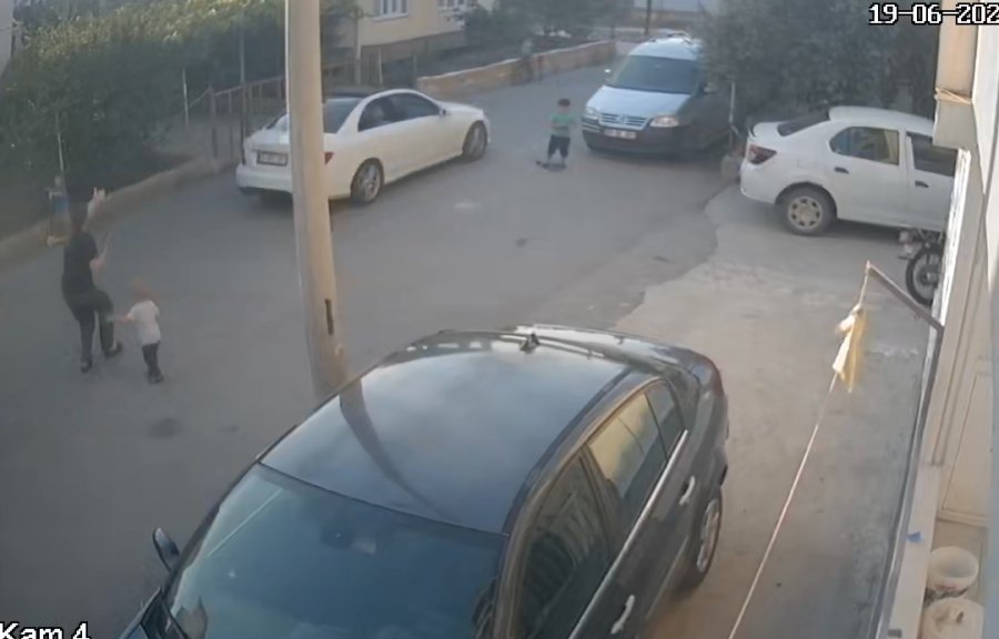 Sokaktan Hızla Geçen Lüks Otomobili Önce Durdurmak İstedi, Başaramayınca Kamera Kayıtlarıyla Şikayetçi Oldu