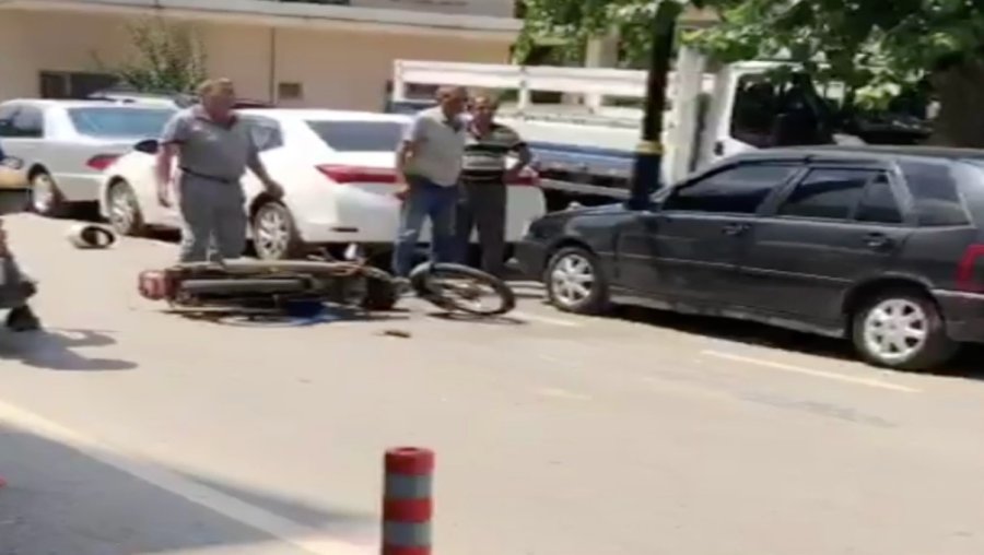 Kontrolsüz Açılan Otomobil Kapısına Çarpan Motosikletli Yaralandı