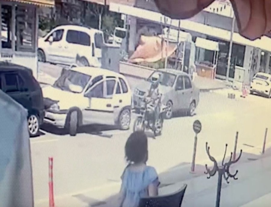 Kontrolsüz Açılan Otomobil Kapısına Çarpan Motosikletli Yaralandı