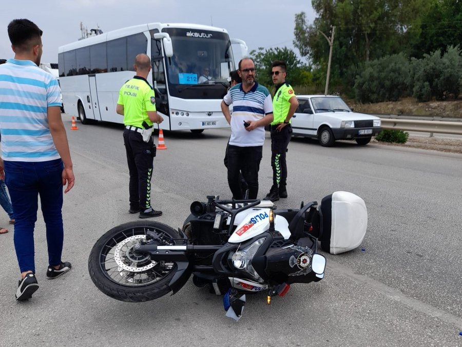 Kazada Yaralanan Polisin Elini Tutan Vatandaş Başından Ayrılmadı