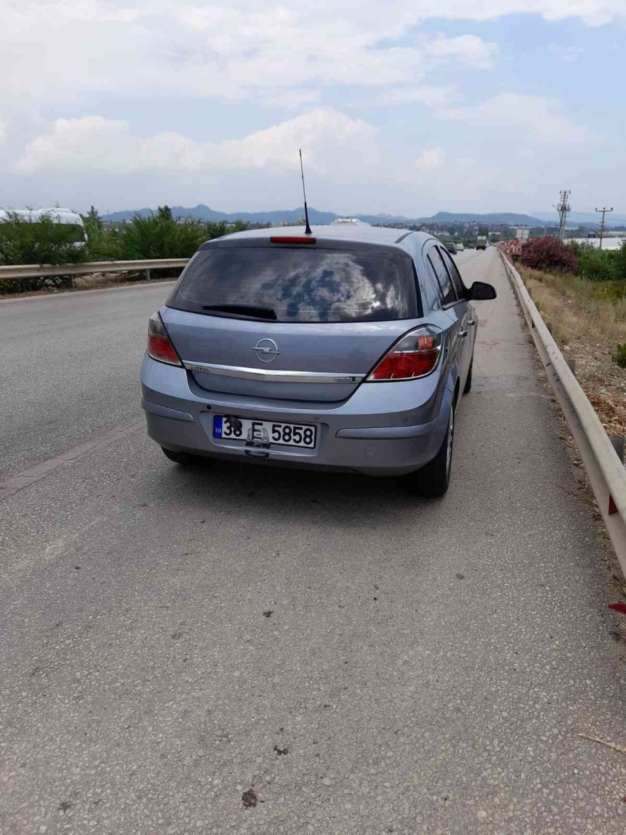 Kazada Yaralanan Polisin Elini Tutan Vatandaş Başından Ayrılmadı