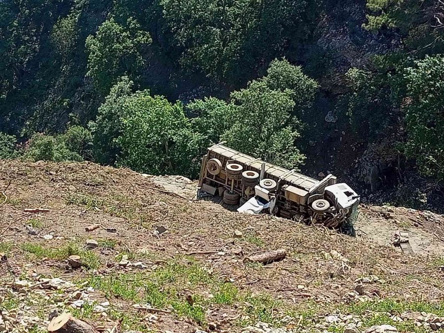 Rampa Aşağı Park Edilen Kamyon Önündeki Otomobili Uçuruma Doğru Sürükledi